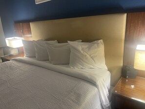 高级房, 1 张特大床, 无烟房 | 泰普尔床垫、办公桌、笔记本电脑工作区、遮光窗帘