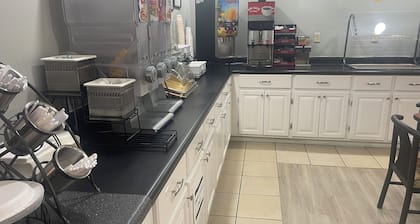 Red Roof Inn & Suites Hinesville