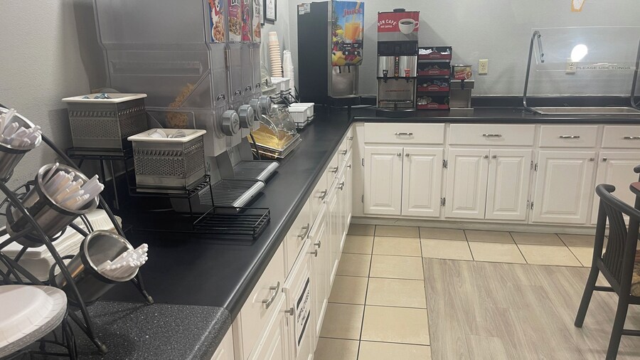 Red Roof Inn & Suites Hinesville