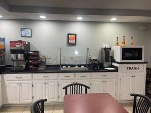 Coffee service - Red Roof Inn & Suites Hinesville (Hinesville)