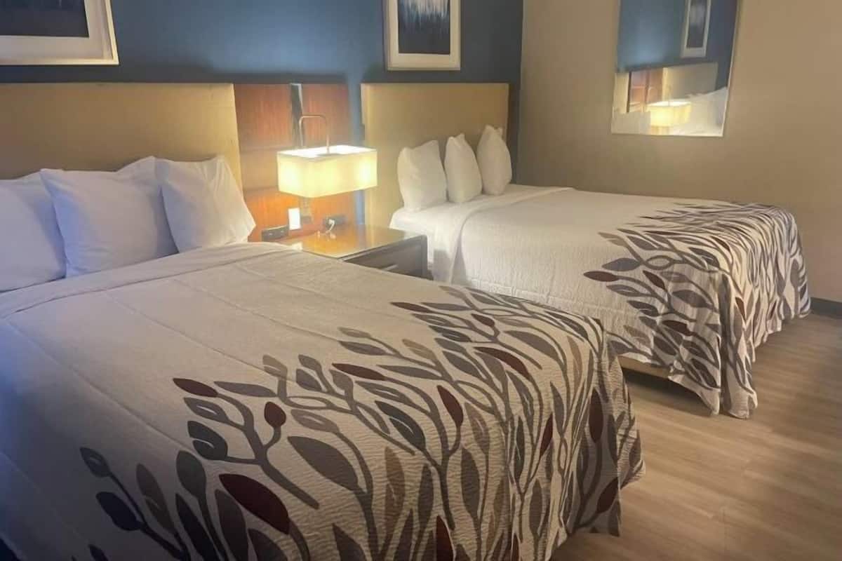 Bureau, espace de travail pour ordinateur portable, rideaux occultants