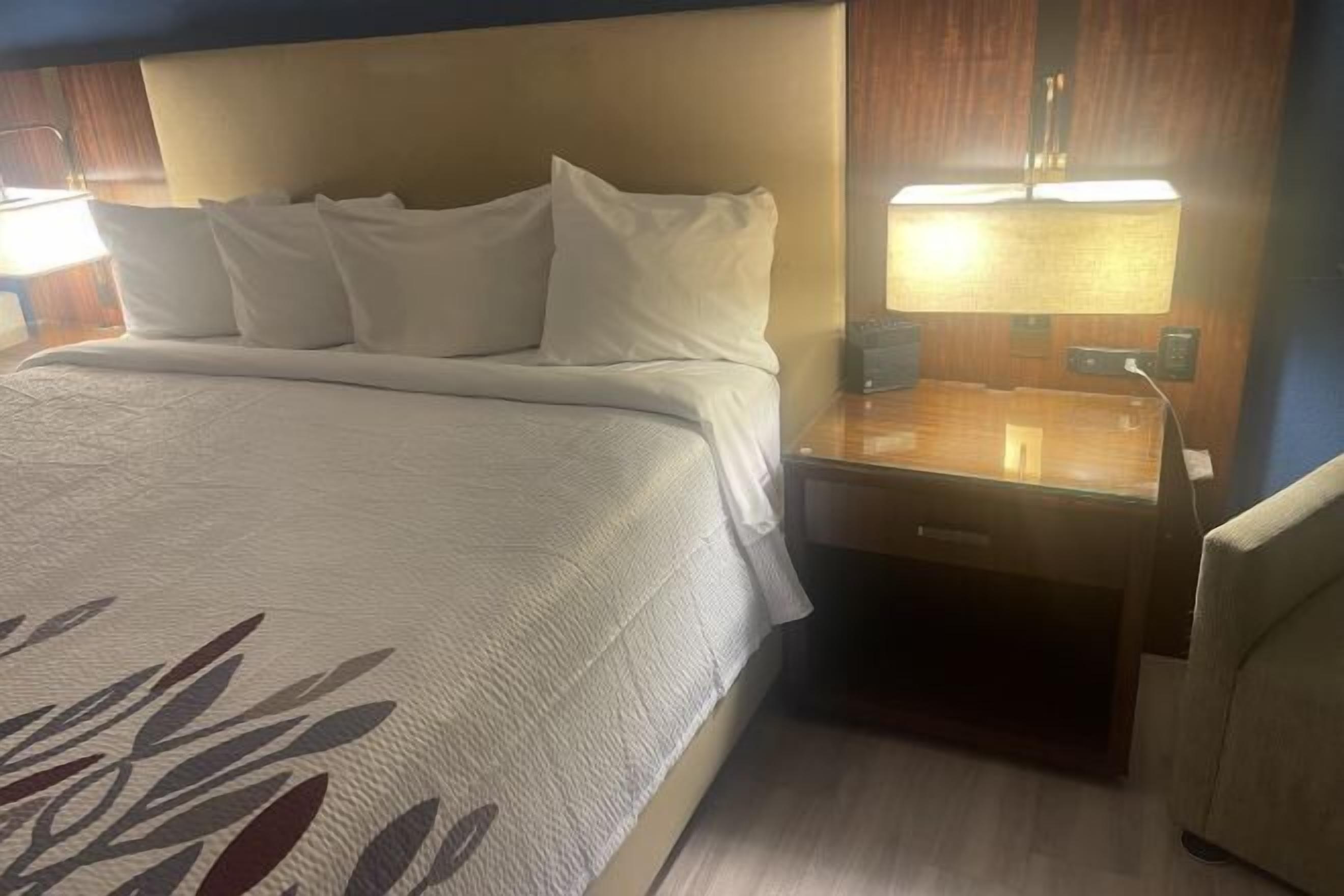 デスク、ノートパソコン用作業スペース、遮光カーテン、アイロン / アイロン台