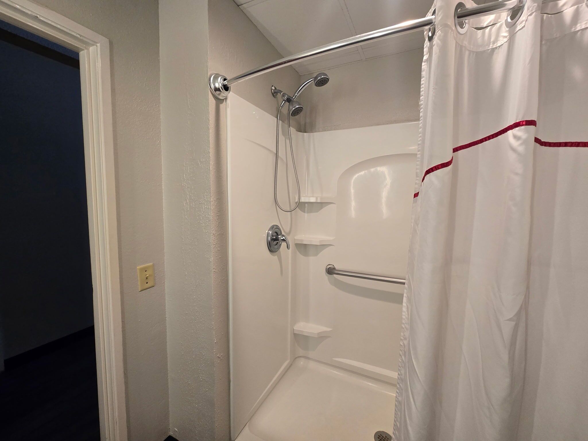 Deluxe Room, 1 King Bed, Accessible, Non Smoking (Roll-in Shower) | Bathroom | Free toiletries, hair dryer, bidet, towels