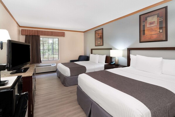 Habitación, 2 camas matrimoniales, para no fumadores | Camas Tempur-Pedic, escritorio y espacio para trabajar con laptop 