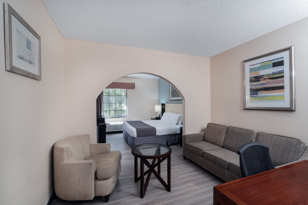 Studio Suite, 1 King Bed, Non Smoking | Tempur-Pedic beds, desk, laptop workspace, blackout drapes