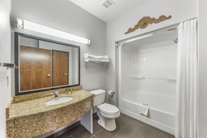Suite, 1 cama de matrimonio grande, no fumadores, cocina (with Sofabed) | Baño | Artículos de higiene personal gratuitos, secador de pelo y toallas