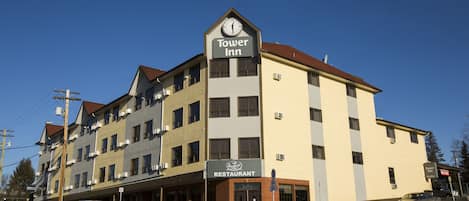 Vista frontal de la propiedad