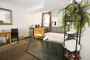 Suite Deluxe, 2 chambres, non-fumeur, four à micro-ondes | Baignoire à hydromassage
