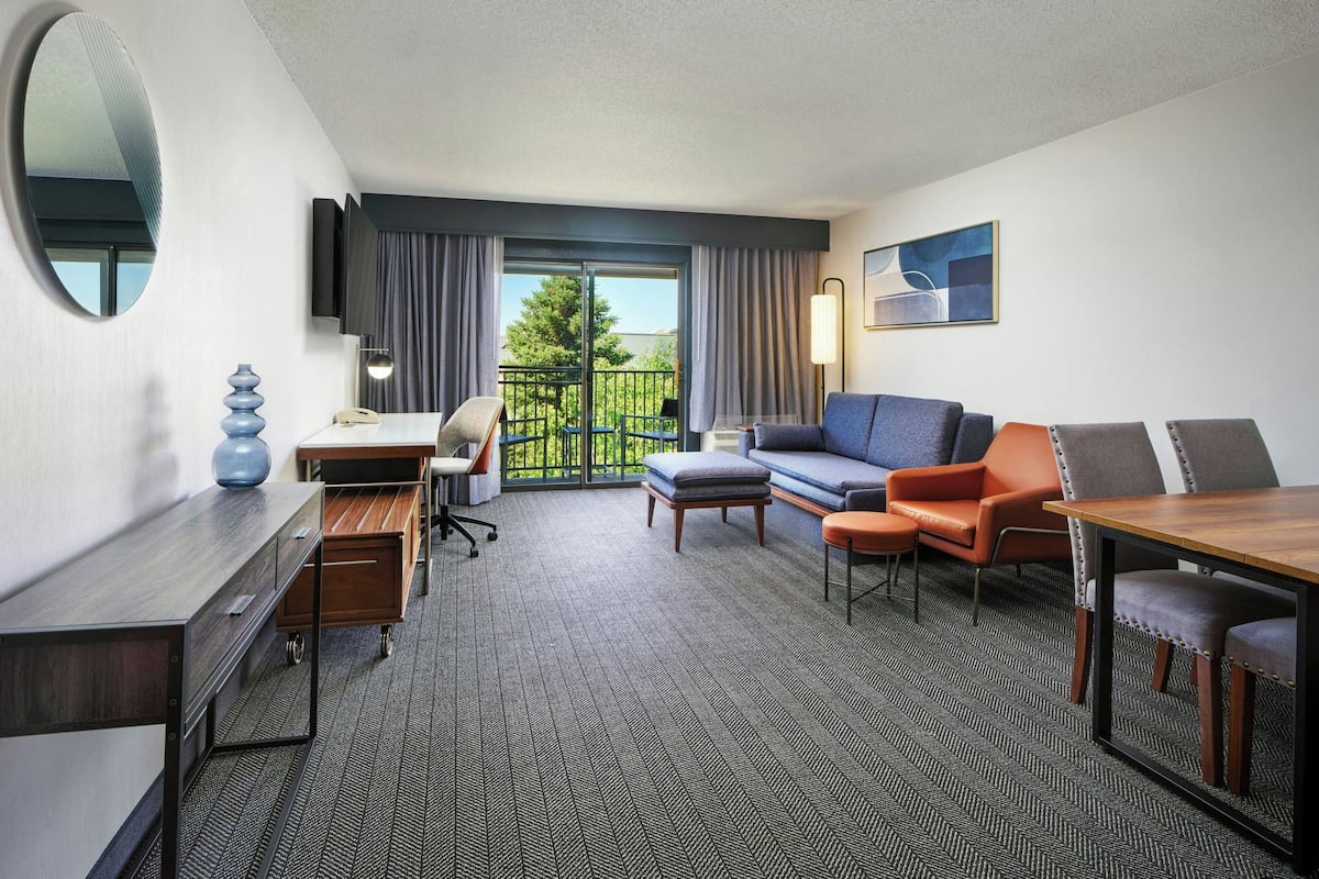 27-inch lcd tv with satellite channels, tv, pay films