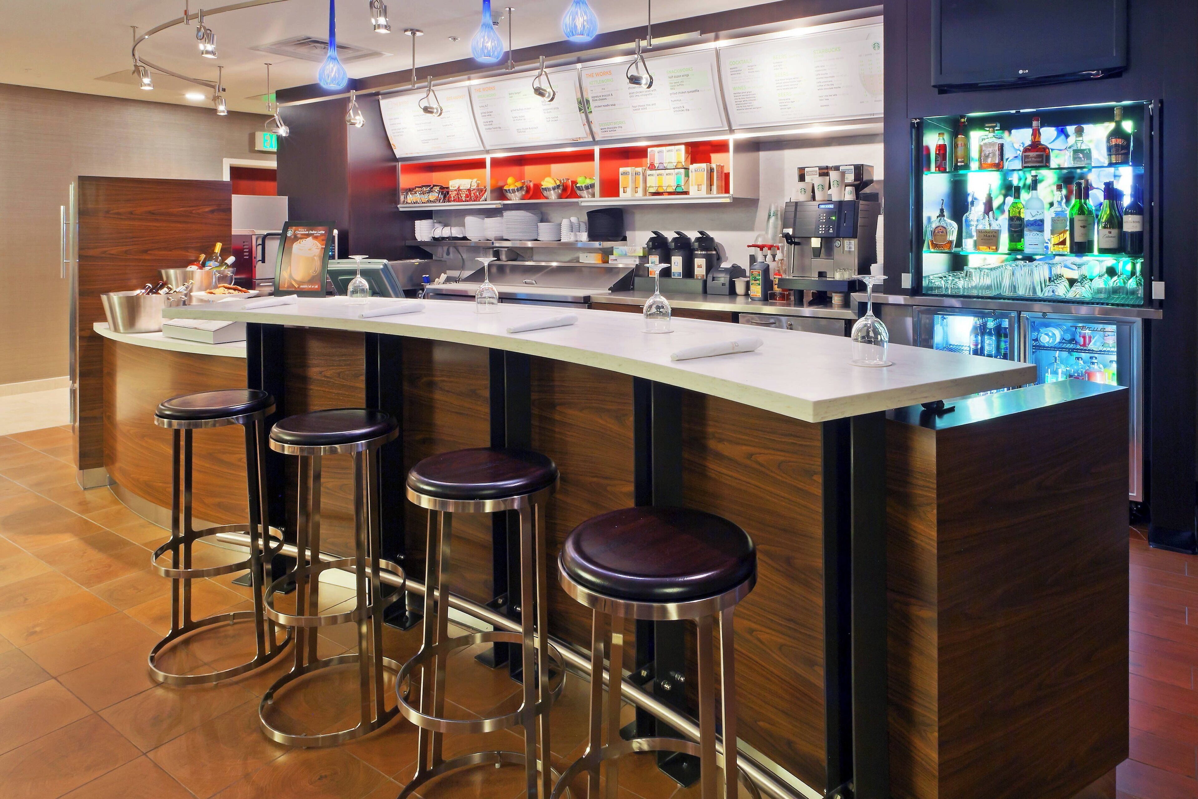 供应早餐和晚餐，美洲菜