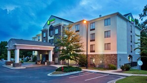 Un hôtel Holiday Inn Express doté d’une entrée abritée, de plusieurs étages et d’un parking.