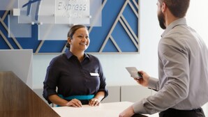 Un comptoir d’accueil d’hôtel avec une enseigne indiquant « Holiday Inn Express & Suites ».