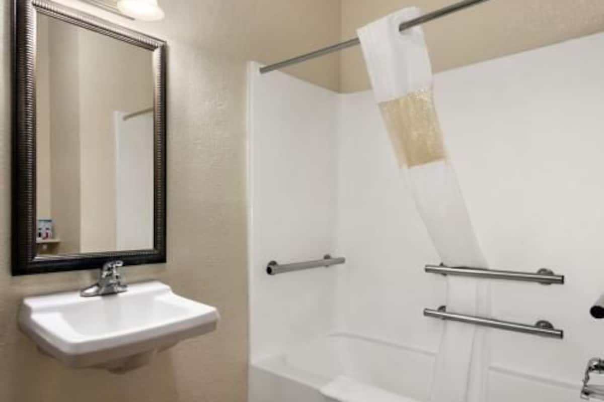 Salle de bain | Douche, séchoir à cheveux, serviettes fournies