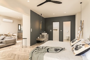 Luxury-Suite, 1 King-Bett, Kochnische, Meerblick | Bettwäsche aus ägyptischer Baumwolle, hochwertige Bettwaren