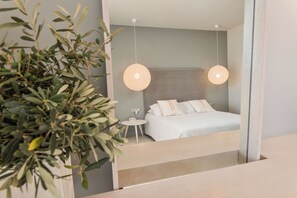 Kamar Double Deluks, pemandangan laut | Seprai katun Mesir, seprai premium, bantalan ekstra lembut, dan minibar