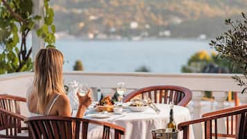 Se sirven desayunos, comidas y cocina mediterránea con vista al mar