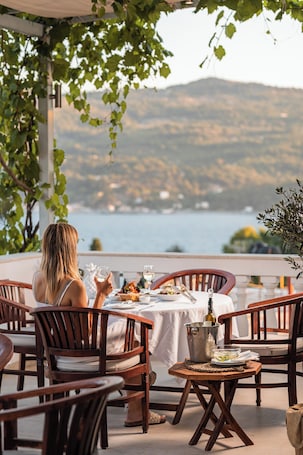 Se sirven desayunos y almuerzos; cocina mediterránea; con vista al mar. Ino Hotel & Suites