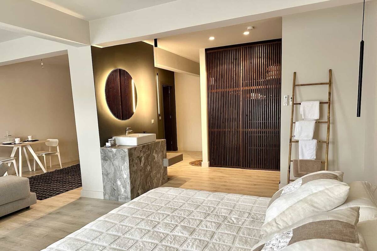 Egyptian cotton sheets, premium bedding, pillowtop beds, minibar
