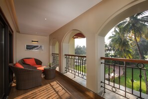 Superior Suite, 1 Double Bed, Business Lounge Access, Sea View, 1 bedroom | 1 bedroom, minibar, in-room safe, desk