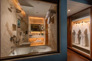 Superior-suite - 1 dobbeltseng - adgang til Club-lounge - havudsigt | Badeværelse | Gratis toiletartikler, hårtørrer, badekåber, hjemmesko