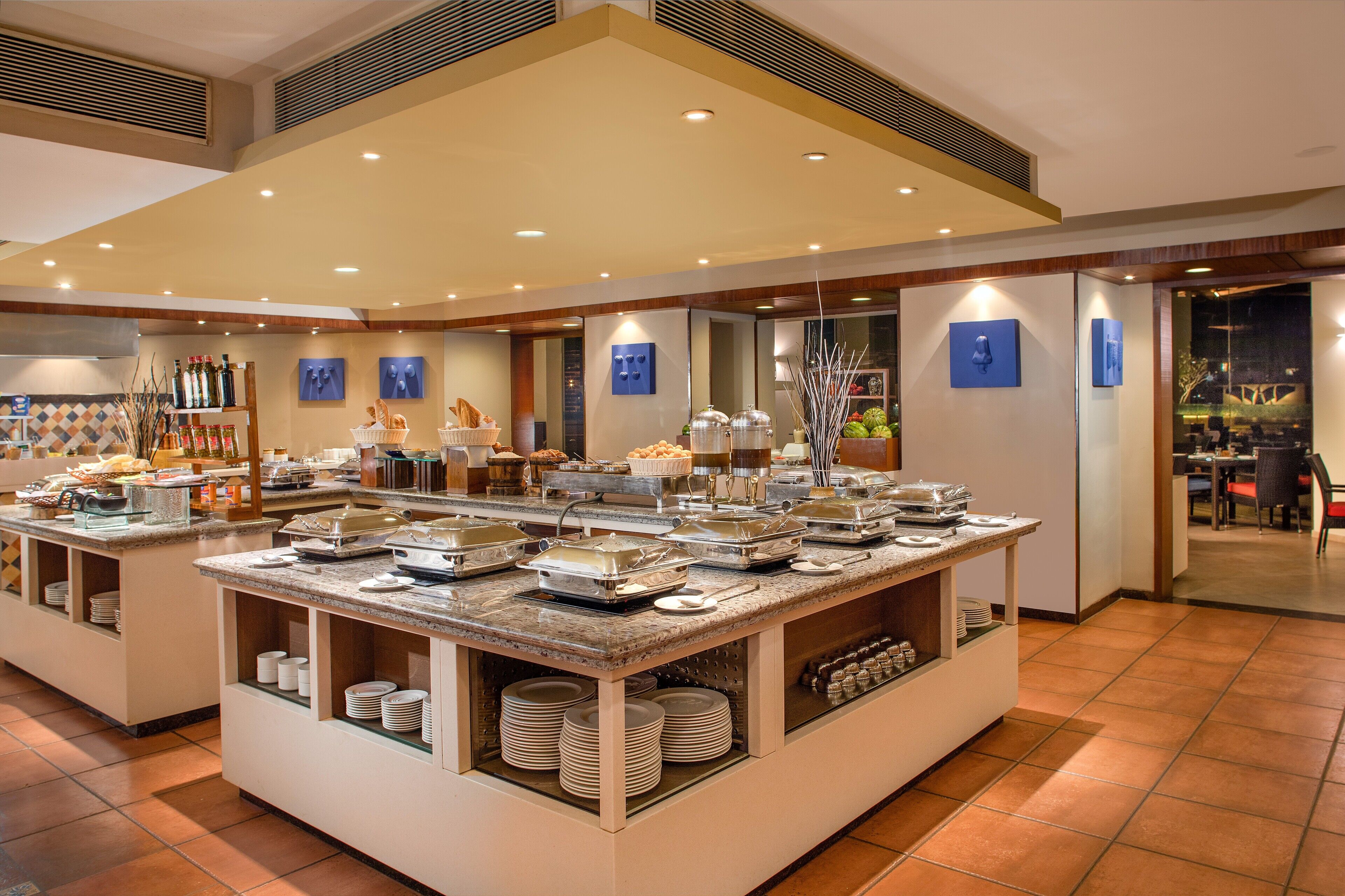 Een buffet met verschillende gerechten en toevoegingen.