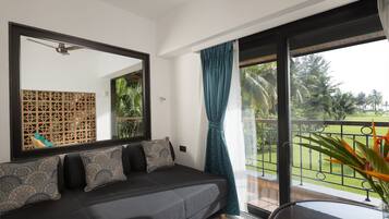 Suite – junior, Club Lounge-tilgang, bassengutsikt | Oppholdsområde | Flatskjerm-TV