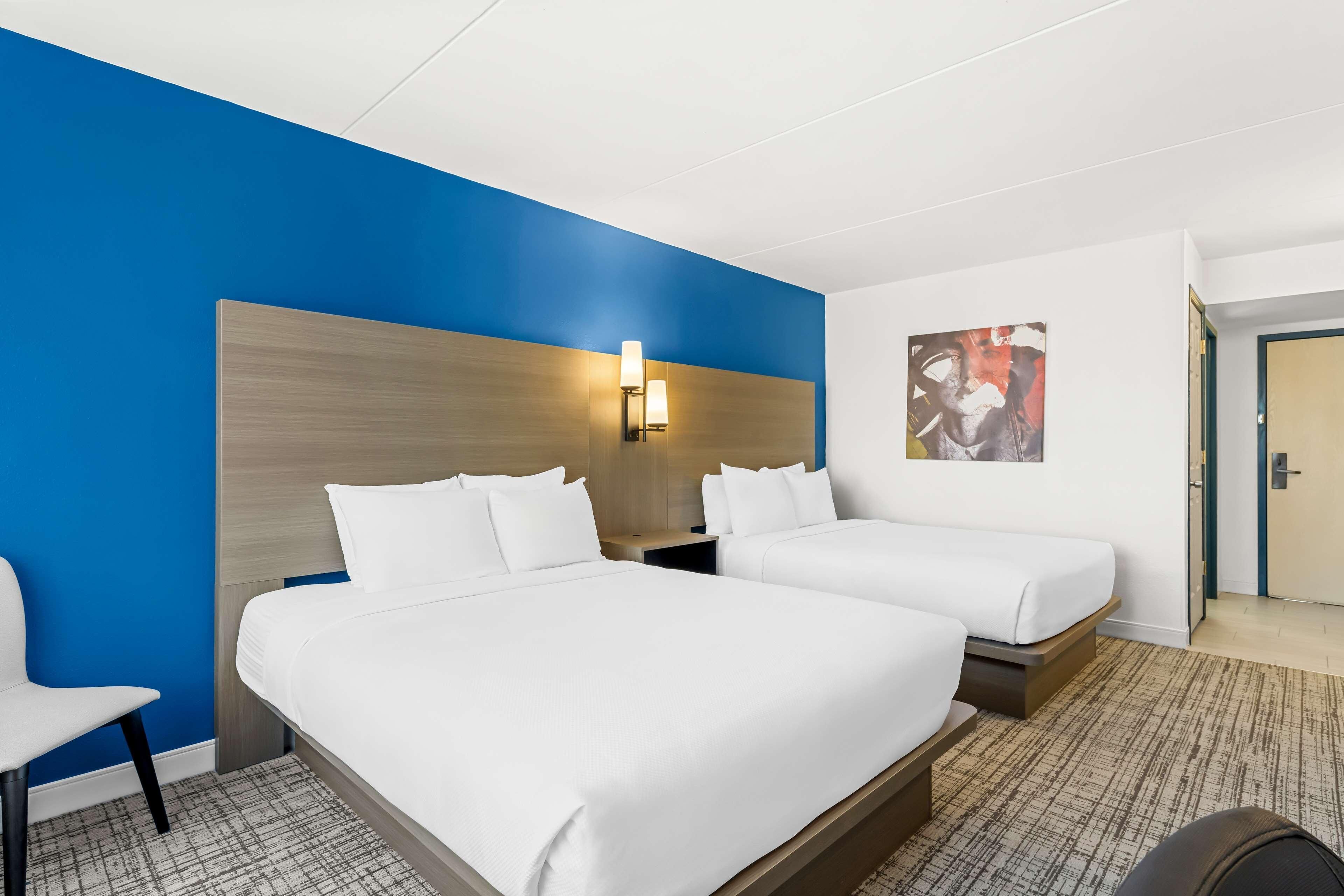 Escritorio, espacio para trabajar con laptop y cortinas blackout 