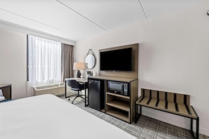 Escritorio, espacio para trabajar con laptop y cortinas blackout