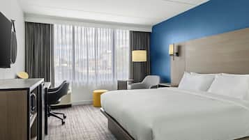 Een bureau, een laptopwerkplek, verduisterende gordijnen