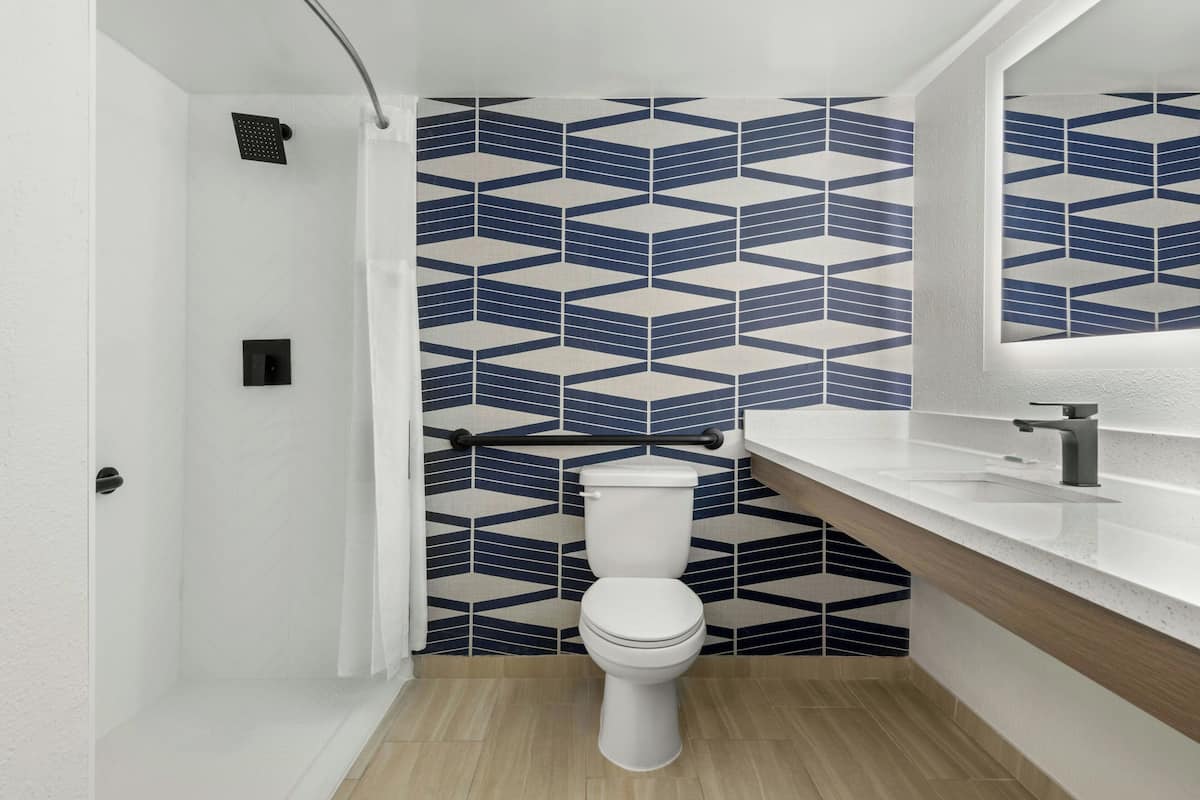 Room, 1 King Bed | Bathroom | Combined shower/bathtub, hair dryer, towels, soap