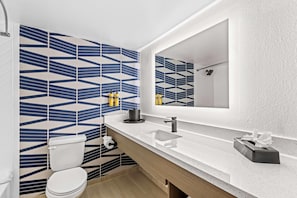 Combined shower/bathtub, hair dryer, towels, soap - City Express by Marriott Charlotte South End (Charlotte)