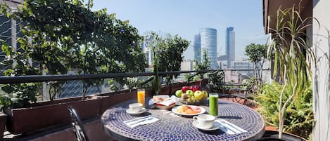 Daily buffet breakfast (MXN 240 per person)