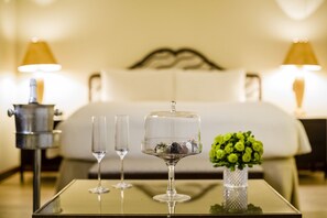 Habitación, 1 cama de matrimonio grande, vistas a la ciudad | Ropa de cama de alta calidad, minibar, caja fuerte