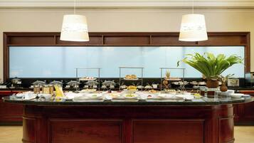 Un buffet proposant une variété de plats et comprenant un îlot central.