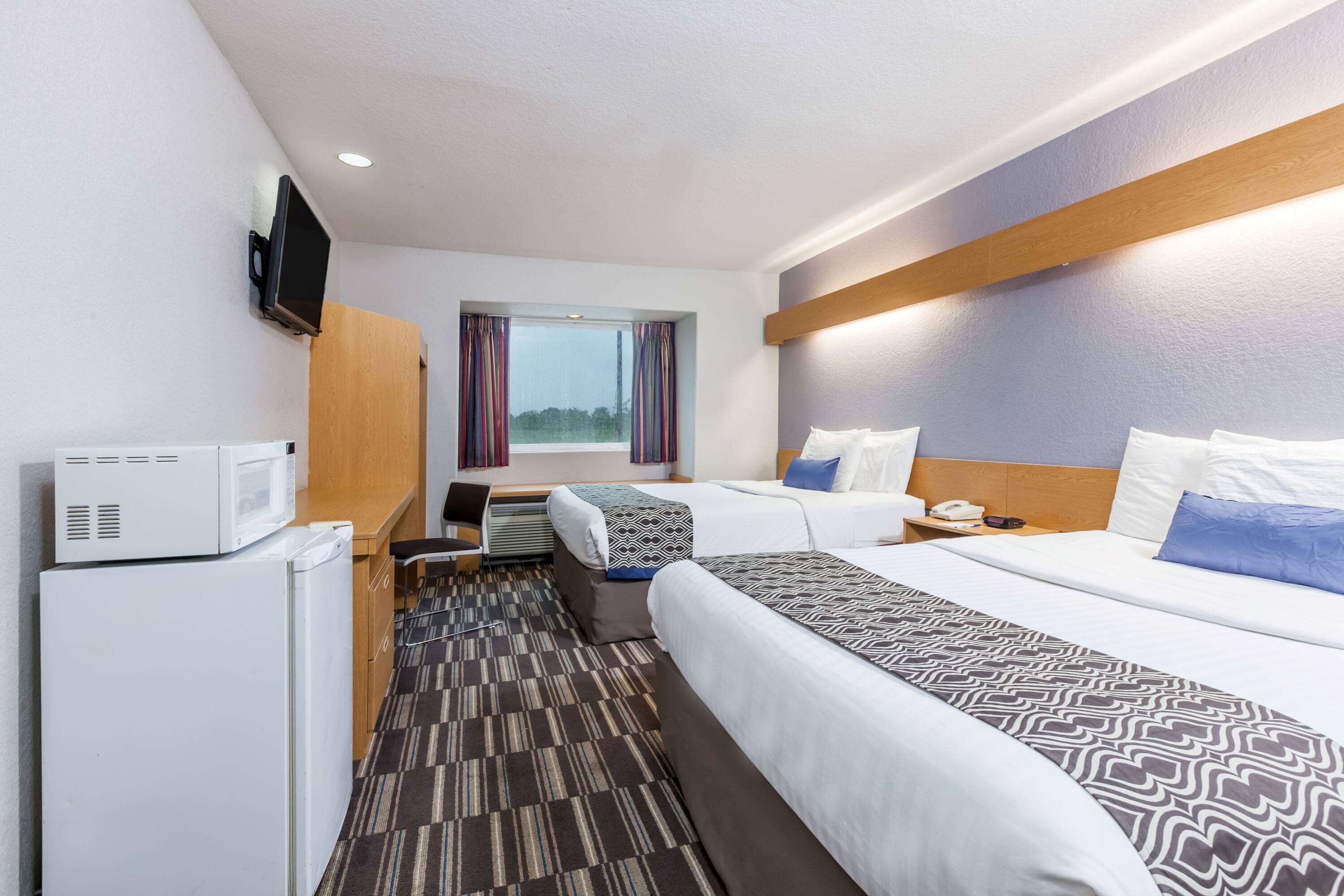 标准房, 2 张大床 | 客房内保险箱、办公桌、笔记本电脑工作区、免费 WiFi