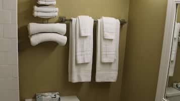 Combined shower/bathtub, free toiletries, hair dryer, towels