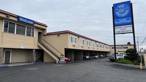 A hotel with a 'Welcome' sign, free WiFi, and a reservation phone number. - Inn@Bayshore (San Mateo)