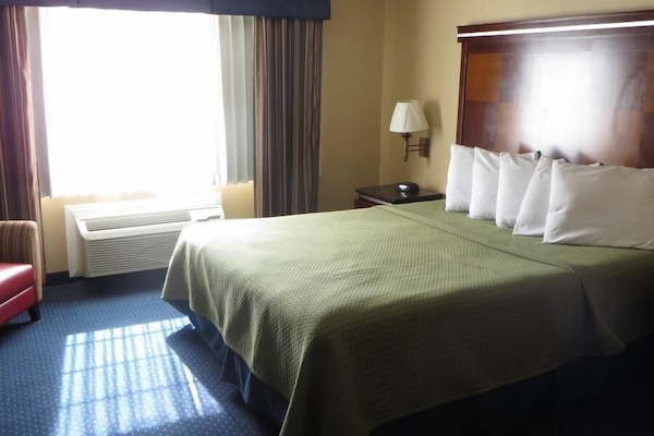Standard Room, 1 Queen Bed | Desk, iron/ironing board, free WiFi, bed sheets