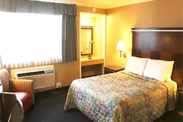 Room, 1 Queen Bed, Non Smoking | Desk, iron/ironing board, WiFi (free), bed sheets