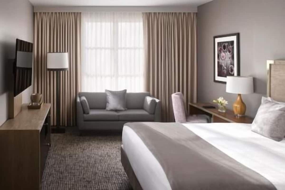 Egyptian cotton sheets, premium bedding, pillowtop beds, in-room safe