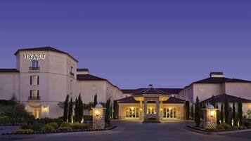 Fachada da propriedade à noite