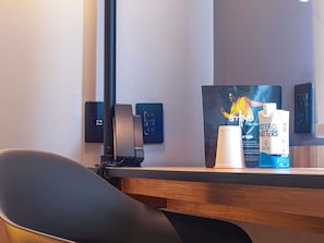 Colchones con pillow-top y caja de seguridad en la habitación