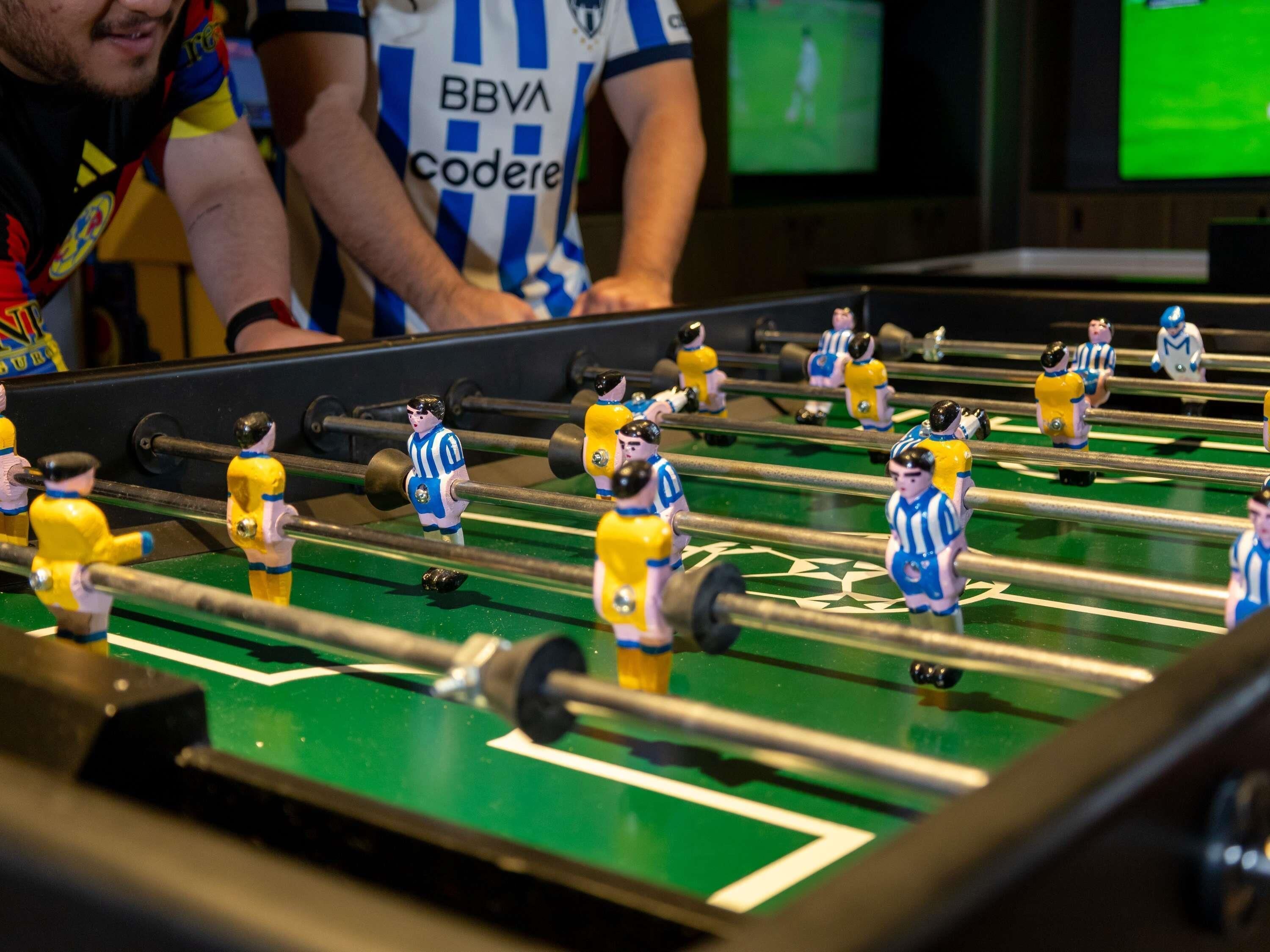 Una mesa de fútbol de mesa con jugadores con uniformes azules y amarillos.