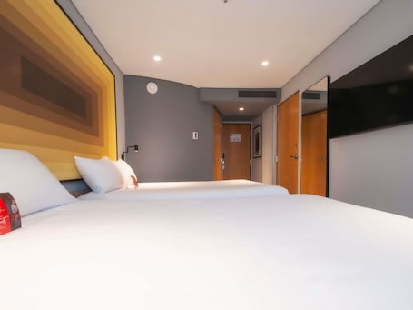 Quarto casal, 2 camas de casal | Camas com colchões pillow-top, cofres nos quartos, escrivaninha. ibis Monterrey Aeropuerto