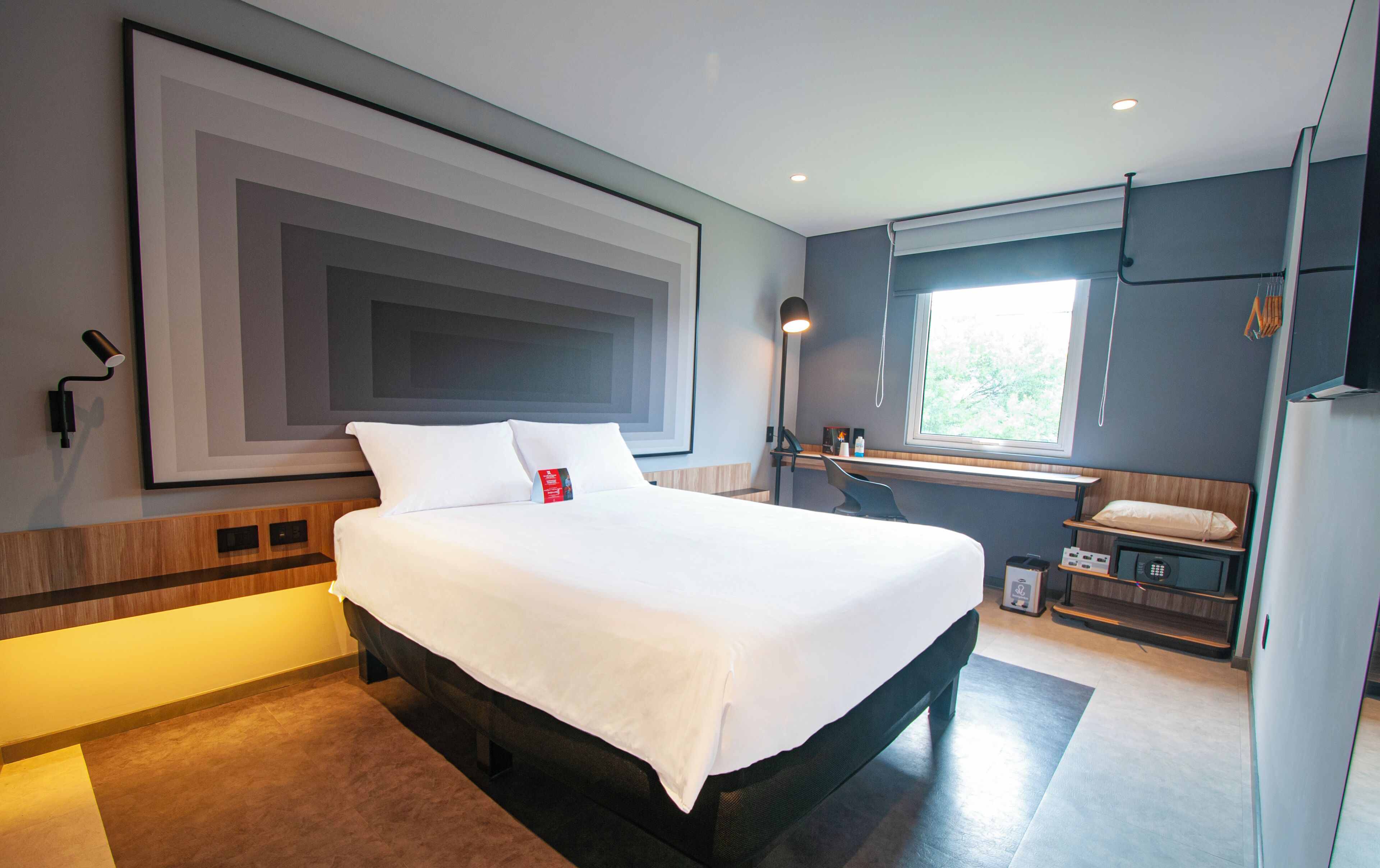 Colchones con pillow-top y caja de seguridad en la habitación 