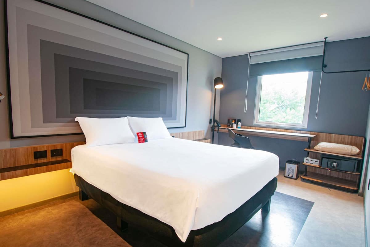 Pillowtop beds, in-room safe, desk, blackout drapes