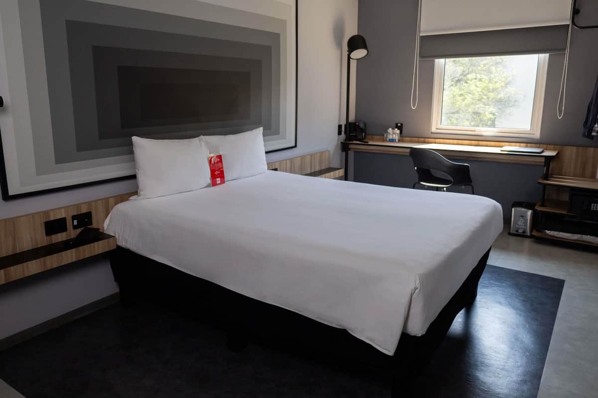 Kahden hengen huone, 1 parisänky | Pillowtop-patjalliset sängyt, tallelokero huoneessa, työpöytä