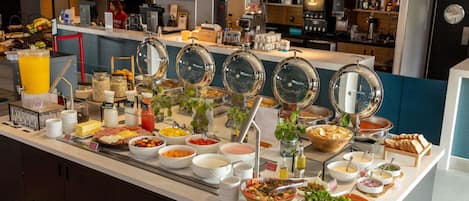 每日供應自助早餐 (每人 MXN229)