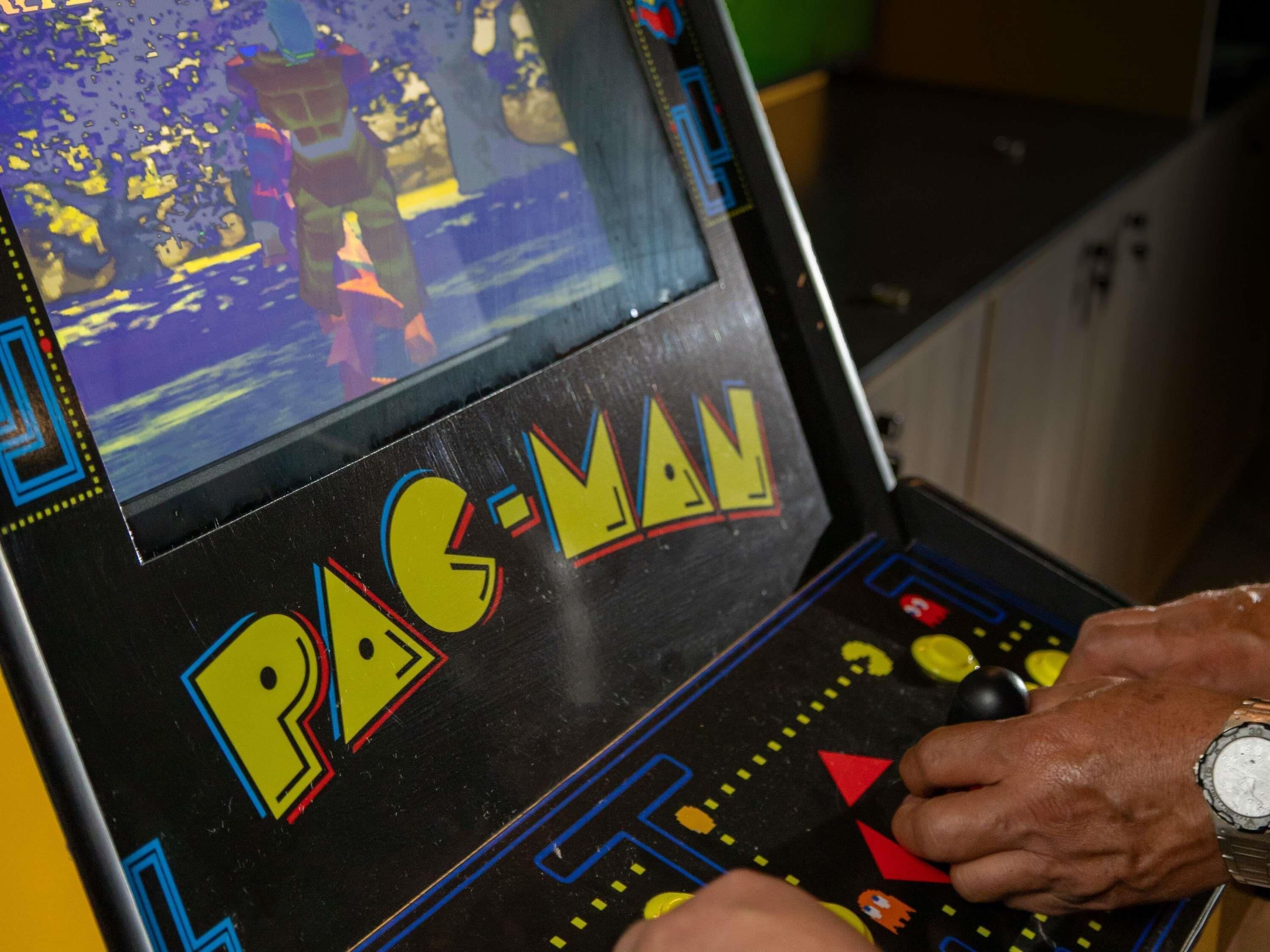 Una máquina de videojuegos de Pac-Man con un joystick y botones.