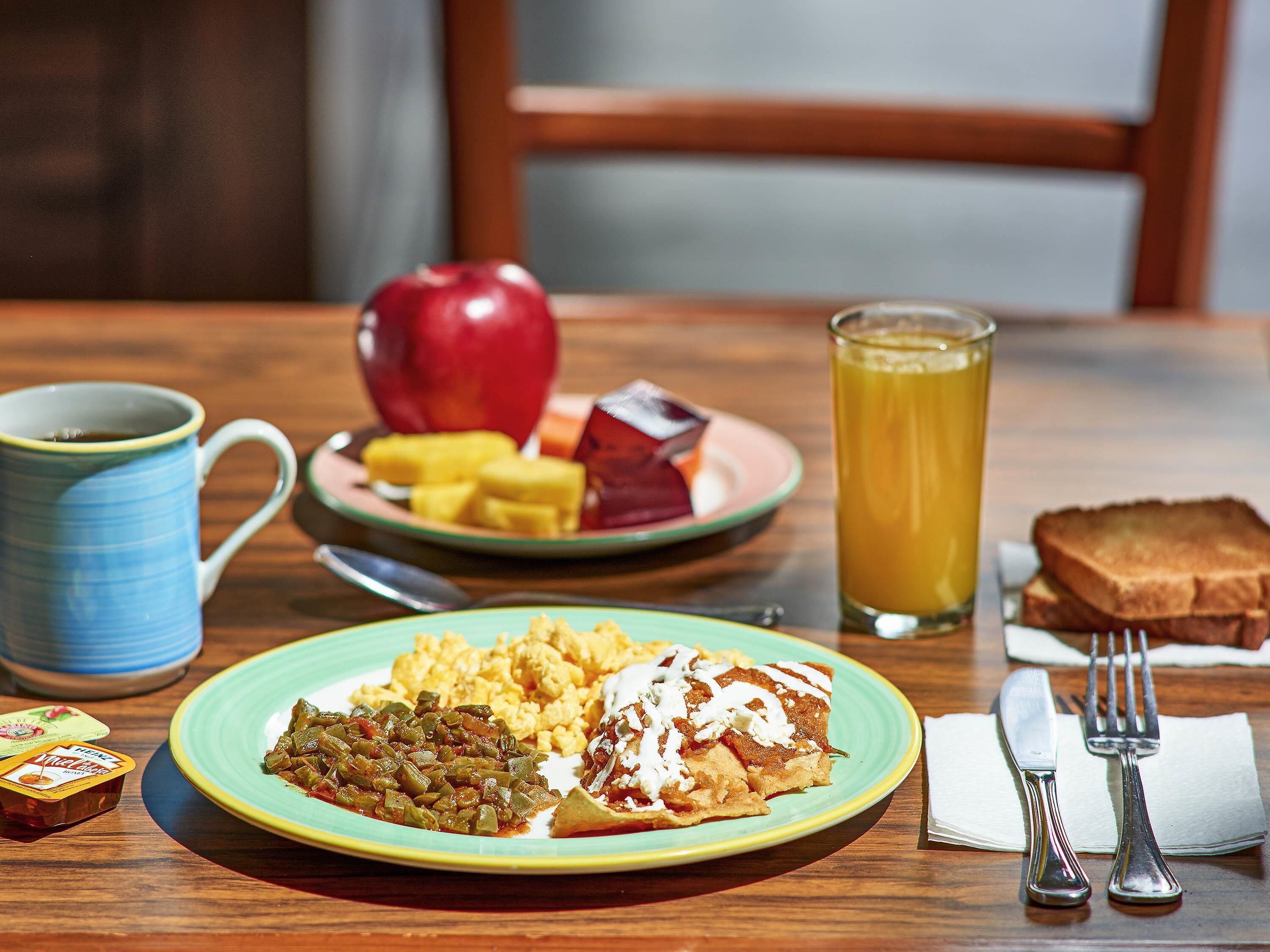 بوفيه فطور يوميًا بتكلفة قدرها (229 MXN للشخص)